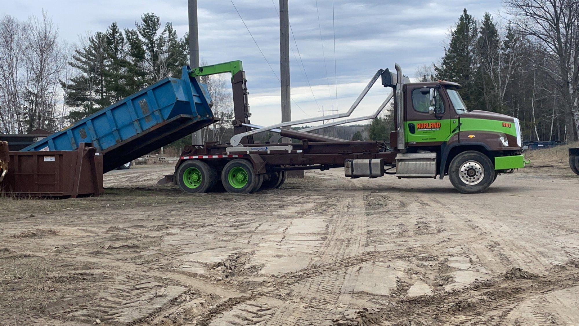 Loading a roll-off container