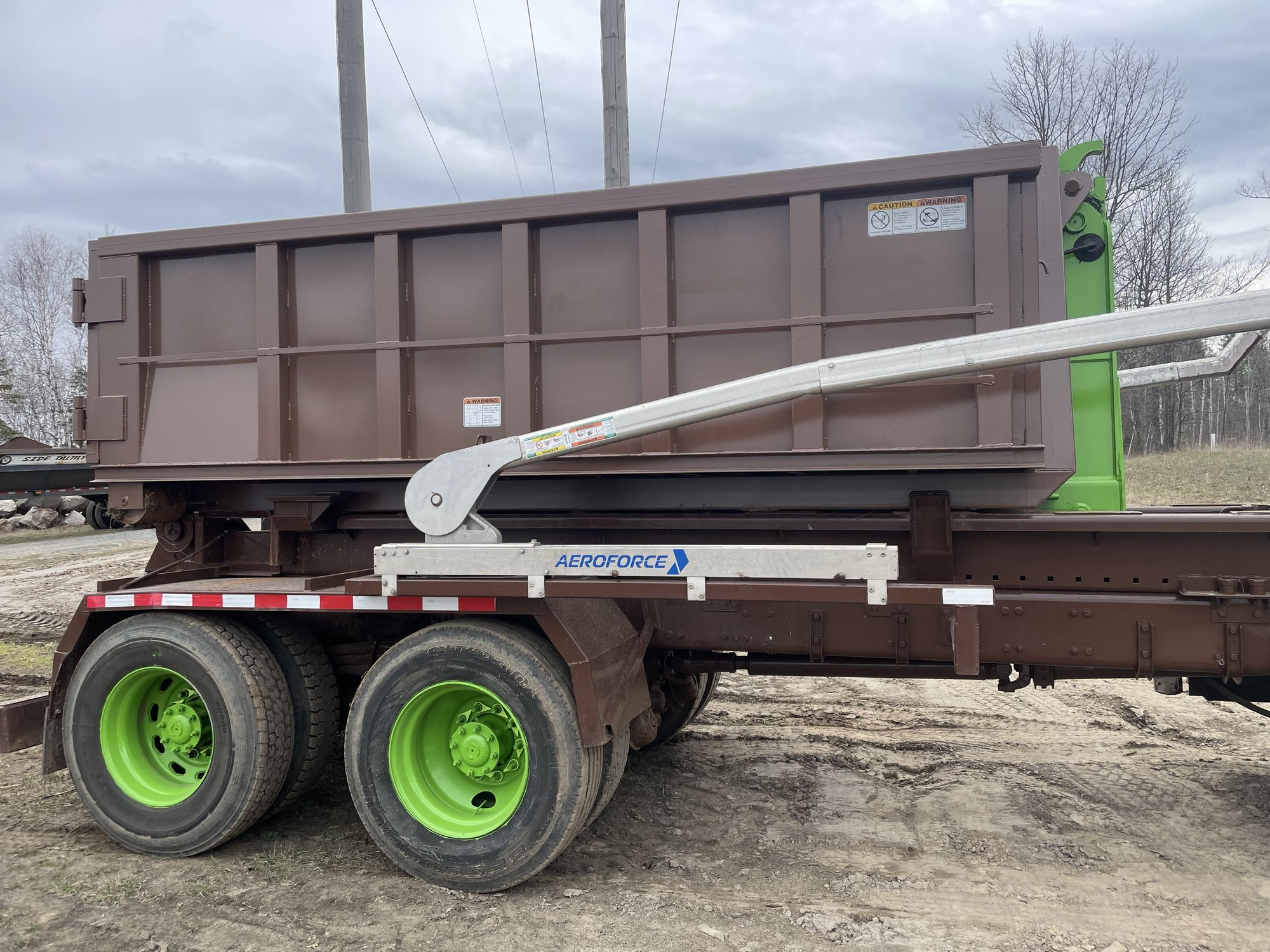 Roll-off hoist and container